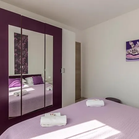 Hvar De Luxe חוואר