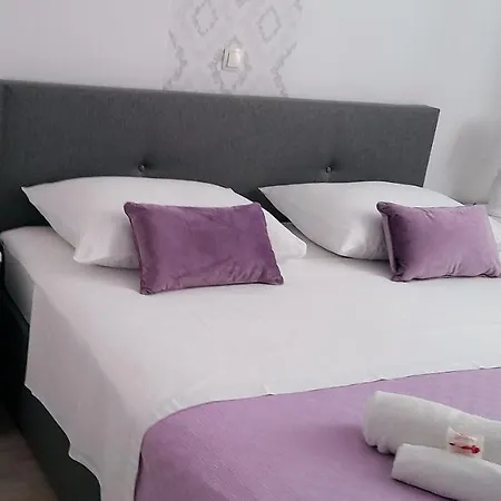 Hvar De Luxe חוואר