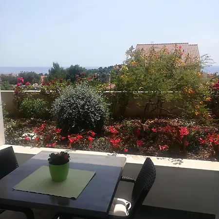 Hvar De Luxe חוואר