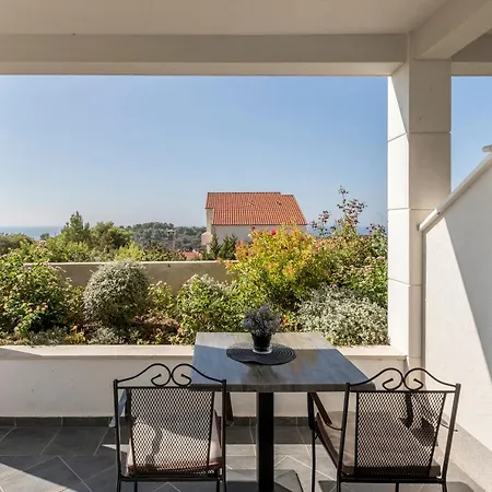 Πανσιόν Hvar De Luxe 3*
