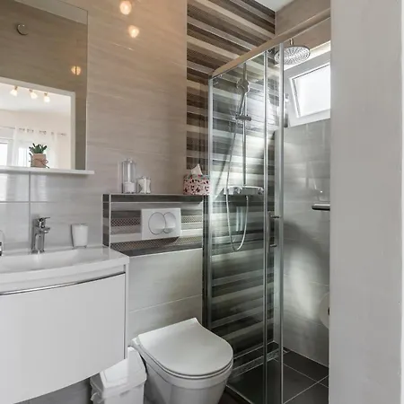 Πανσιόν Hvar De Luxe 3*