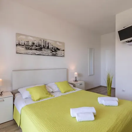 Konukevi Hvar De Luxe 3*