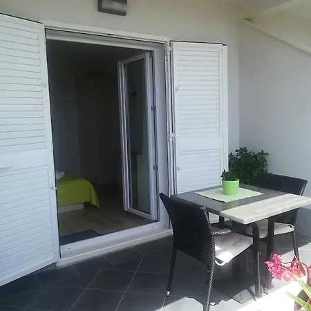 Πανσιόν Hvar De Luxe 3*