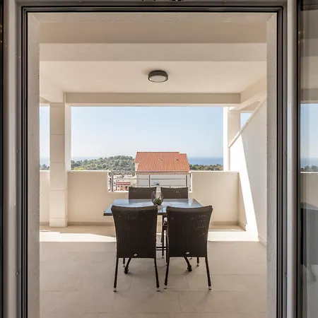 Πανσιόν Hvar De Luxe 3*